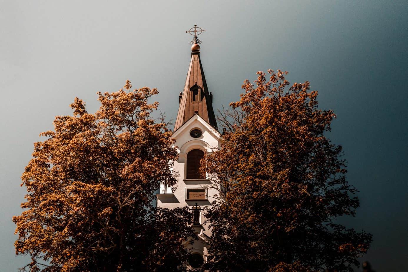 why-do-churches-have-steeples-5-distinctive-reasons-livingpraying